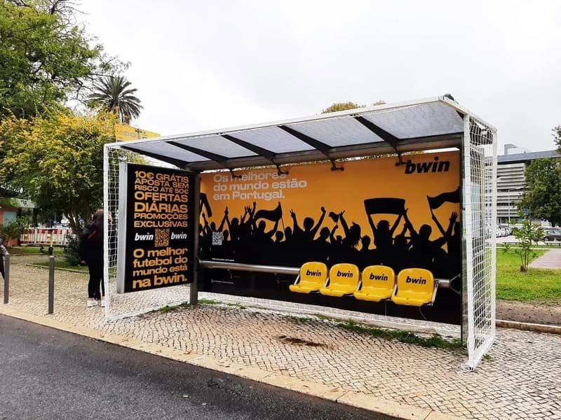 Paragem de autocarro decorada em vinil para a bwin