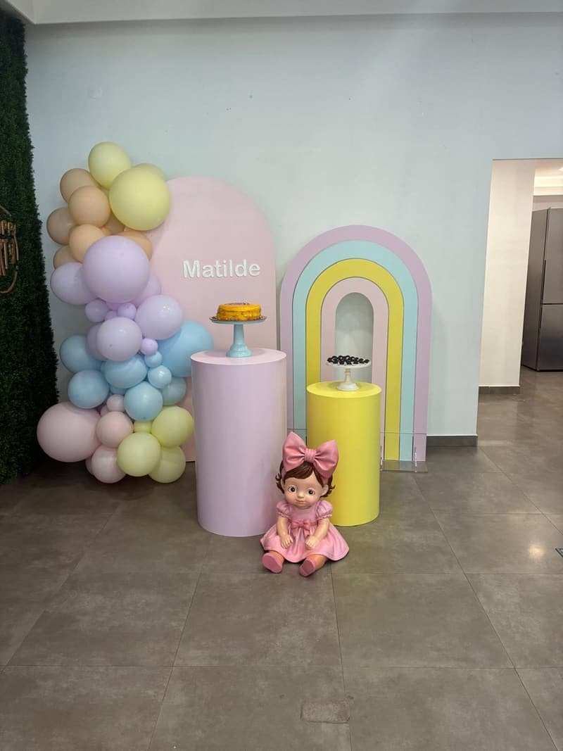Cenário de festa infantil com painéis CNC e cilindros