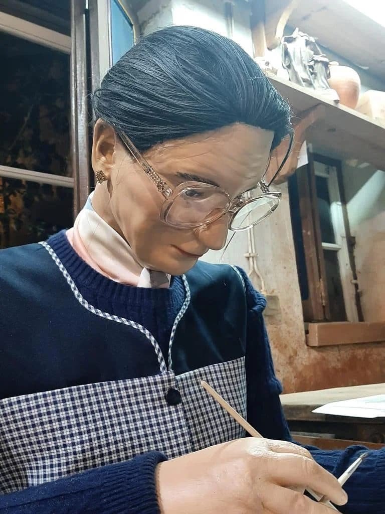 Figura pintada à mão para cenografia
