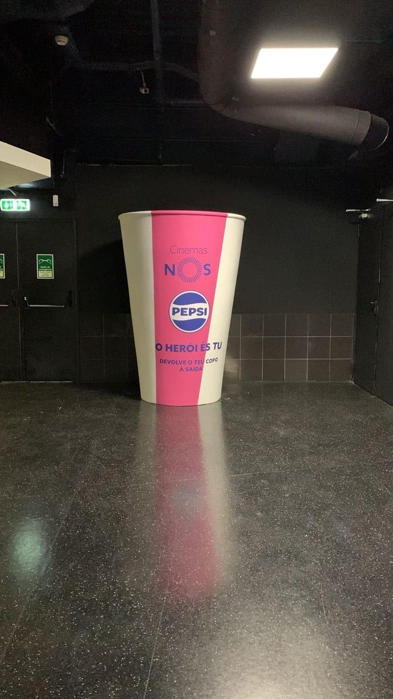 Copo gigante dos Cinemas NOS em esferovite