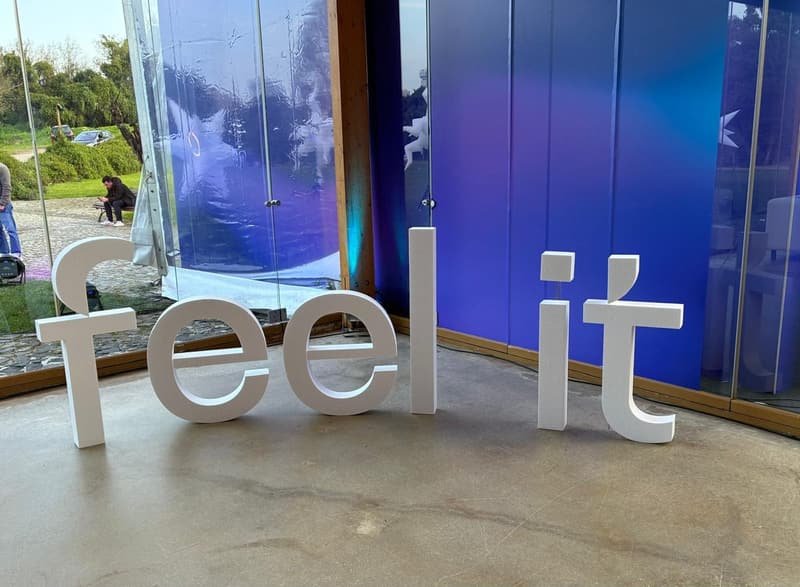 Letras gigantes "feel it" para evento