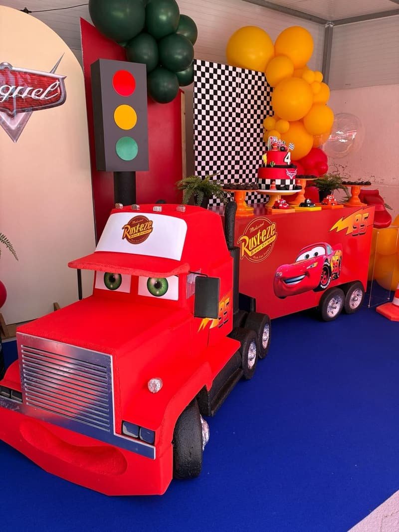 Camião e semáforo decorativos para festa infantil