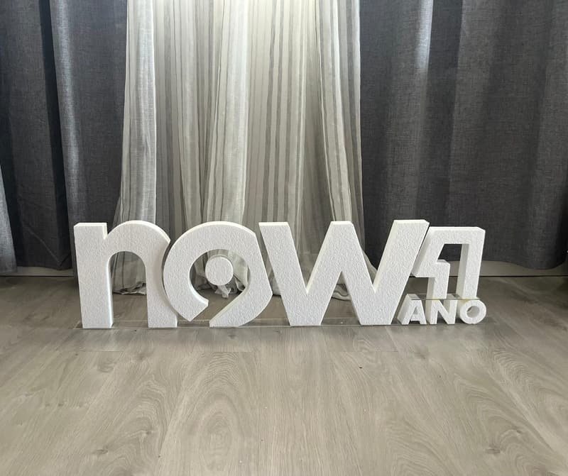Letras gigantes "now" para aniversário de 1 ano