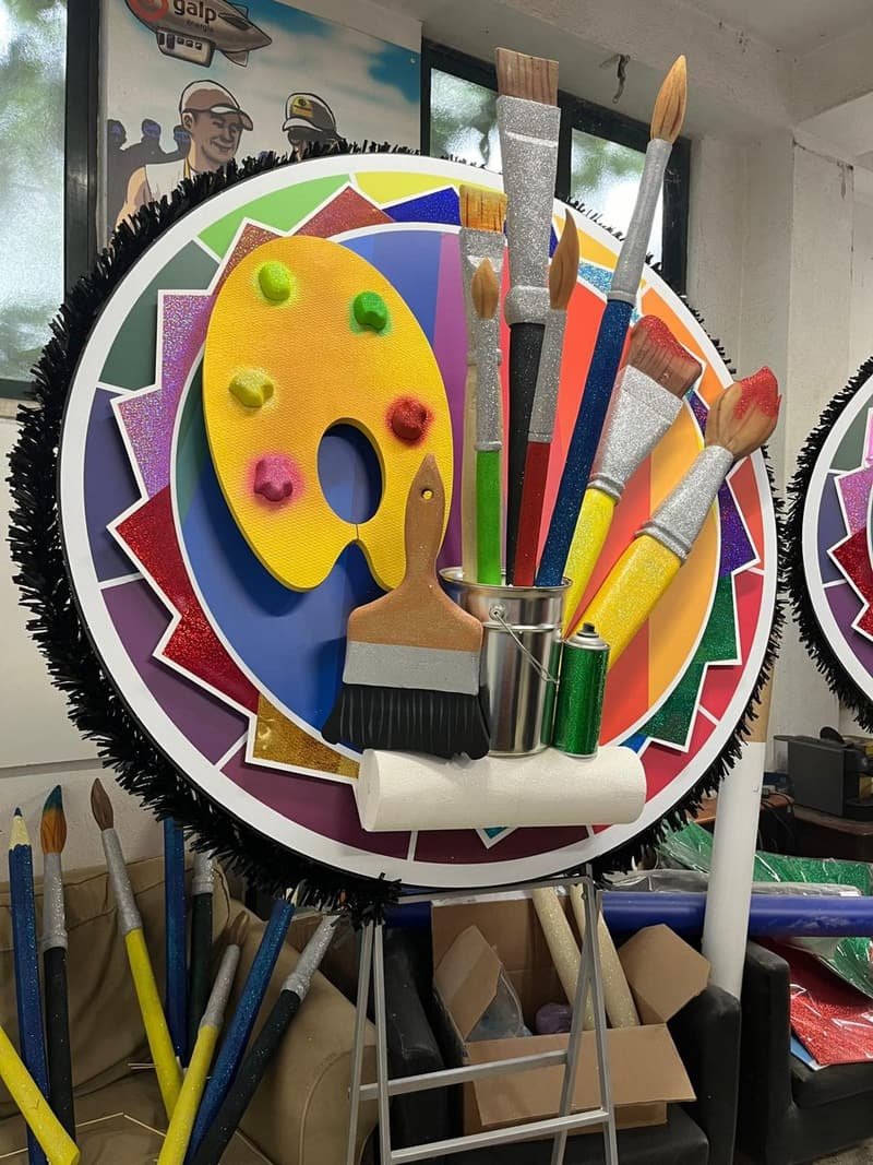 Paleta de pintor e pincéis gigantes