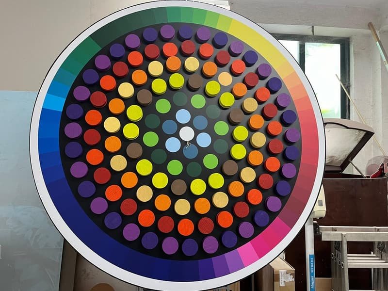 Roda cromática em esferovite e vinil
