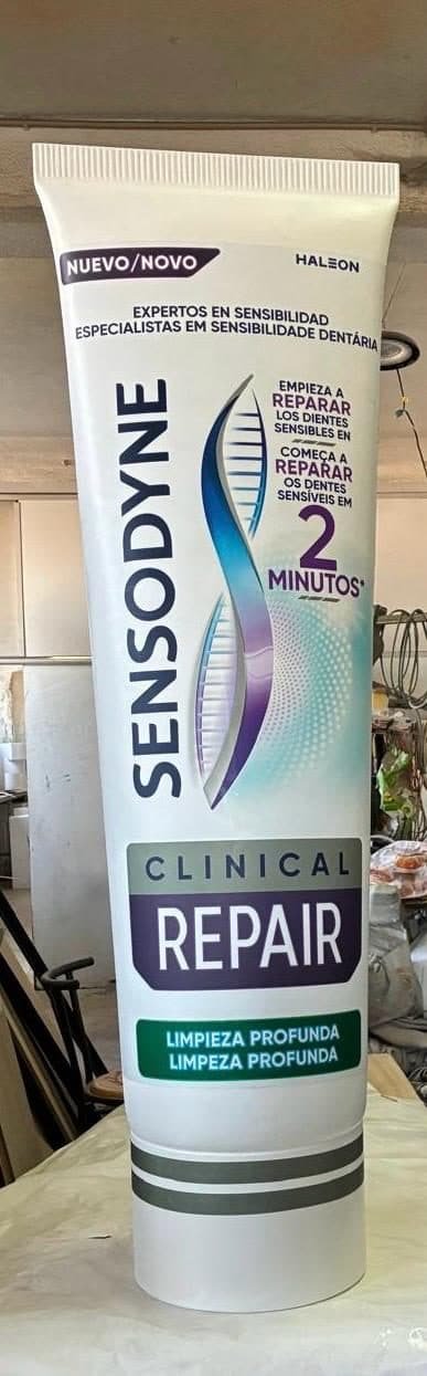 Tubo de pasta de dentes Sensodyne gigante