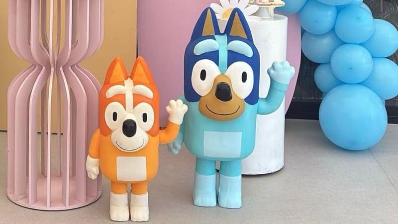 Personagens em esferovite revestidas a tecido