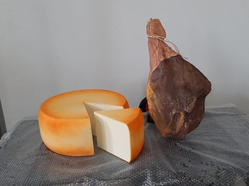 Réplicas gigantes de queijo e presunto
