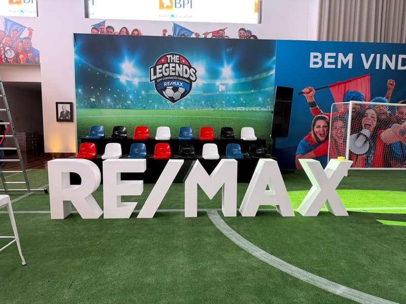 Letras gigantes RE/MAX para convenção