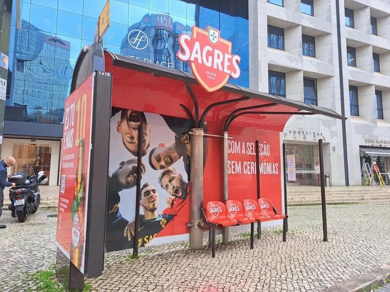 Paragem de autocarro decorada para a Sagres