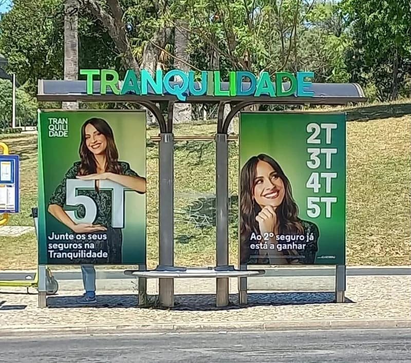 Paragem de autocarro decorada para a Tranquilidade